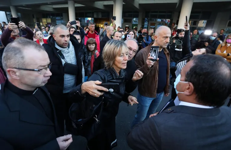 Kaos ispred KBC Zagreb. Pozvali policiju. Bero&scaron;: 'Ispričavam se'