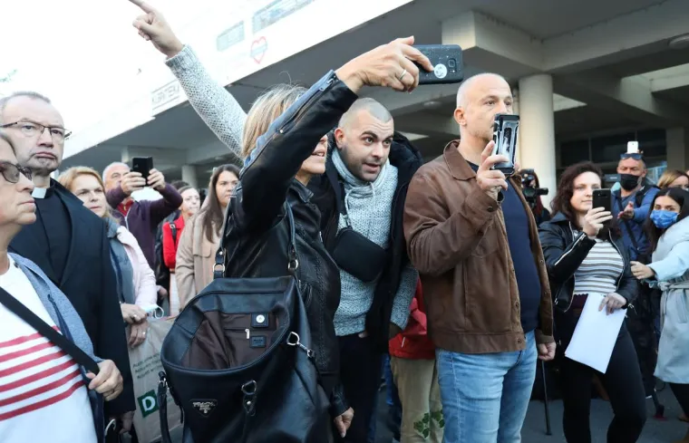 Kaos ispred KBC Zagreb. Pozvali policiju. Bero&scaron;: 'Ispričavam se'