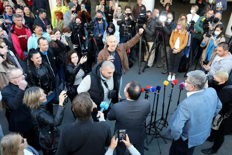 Kaos ispred KBC Zagreb. Pozvali policiju. Bero&scaron;: 'Ispričavam se'