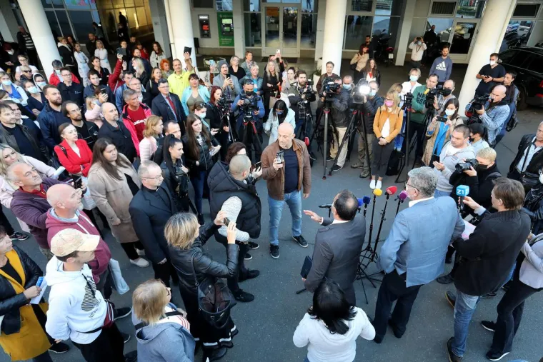 Kaos ispred KBC Zagreb. Pozvali policiju. Bero&scaron;: 'Ispričavam se'