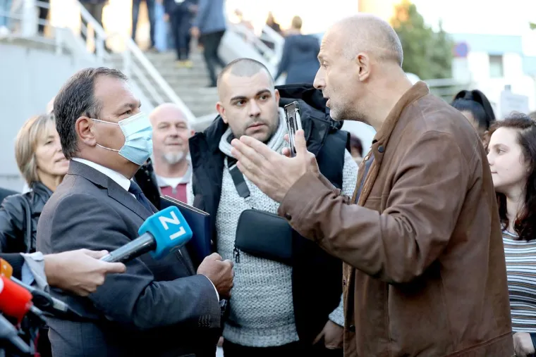 Kaos ispred KBC Zagreb. Pozvali policiju. Bero&scaron;: 'Ispričavam se'