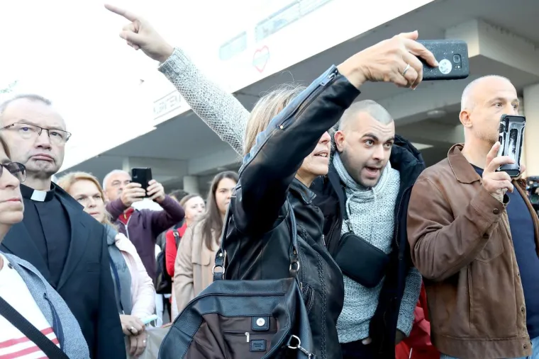 Kaos ispred KBC Zagreb. Pozvali policiju. Bero&scaron;: 'Ispričavam se'