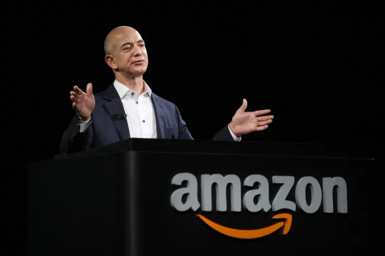 1. Jeff Bezos - 201,7 milijardi dolara: Ostao je najbogatiji na svijetu čak i nakon razvoda od supruge MacKenzie 2019. i prenošenja četvrtine udjela u Amazonu na nju. Bezos je internetskog giganta osnovao 1994. godine, u svojoj garaži u Seattleu.