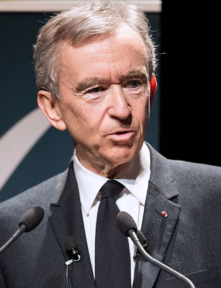 3. Bernard Arnault i obitelj - 187,1 milijarda dolara: Njegova vrijednost proizlazi iz poslovanja u carstvu s više od 70 brendova, uključujući Louis Vuitton i Sephora. Francuski poslovnjak i najbogatiji čovjek Europe Bernard Arnault prošle je godine u prosincu zaradio 100 milijardi dolara.