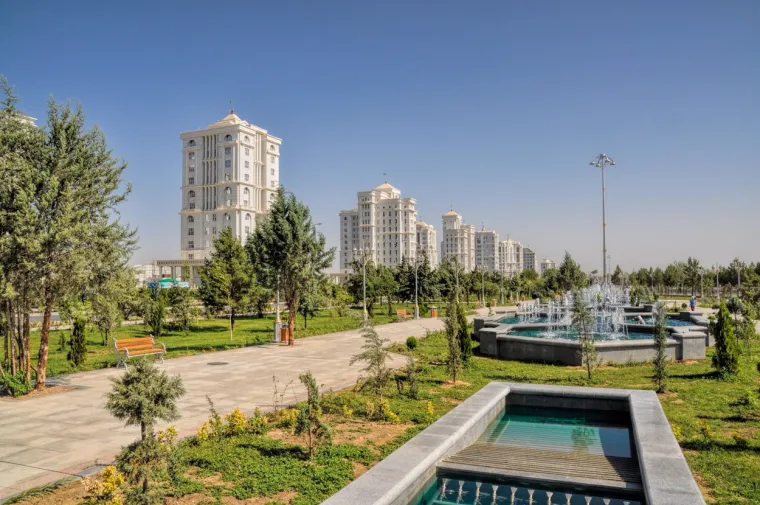 1. Ashgabat: Glavni grad Turkmenistana predvodi listu najskupljih gradova svijeta u 2021. Toj tituli komovala je visoka stopa inflacije zbog koje su značajno porasle i cijene hrane i usluga. Cijela zemlja ovisna je o izvozu plina u Rusiju, a upravo su niske cijene plina bile okidač za krizu. 