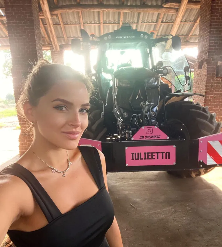 Ba&scaron; naprotiv, Iulieetta rado pozira u traktoru jer je prava pravcata poljoprivrednica i agrikulturna blogerica.