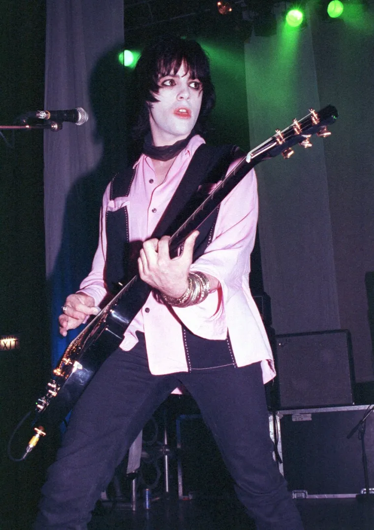 2. Richey Edwards: Gitarist Manic Street Preachersa nestao je u veljači 1995. Uoči leta u SAD, gdje je trebao putovati s frontmenom benda Jamesom Deanom Bradfieldom, izašao je iz svoje hotelske sobe i nitko ga više nije vidio. Automobil je ostavio pored mosta Severn koji spaja Englesku i Wales. Službeno je proglašen mrtvim 2008., ali njegovo tijelo nikad nije pronađeno. 
