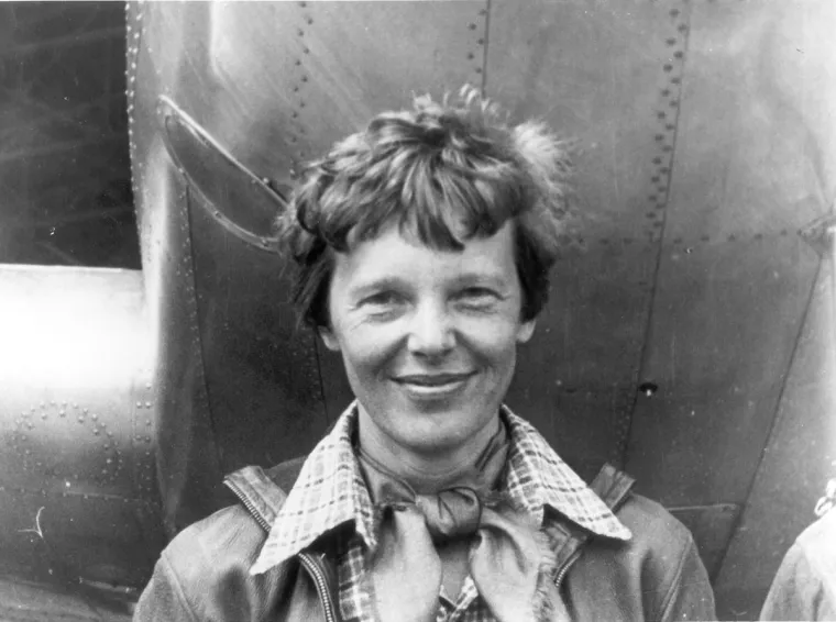 6. Amelia Earhart: U 1930-ima je bila jedna od najslavnijih osoba na Zemlji postavši prva žena koja je preletjela Atlantski ocean. U ljeto 1937. odlučila je postati i prva žena koja će preletjeti svijet. Zrakoplov je krenuo iz Miamija prema Novoj Gvineji. Plan je bio stići do malenog otoka Howlanda, smještenog između Havaja i Australije. Njezin avion nikad nije došao do planirane destinacije niti su ga ikad uspjeli pronaći.