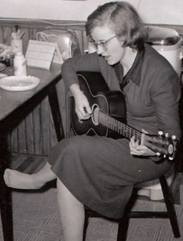 8. Connie Converse: Glazbenica iz 1950-ih slovila je za prvu modernu kantautoricu poznatu po melankoničnim baladama, i to još u vrijeme dok je Bob Dylan bio &quot;u pelenama&quot;. Glazbom se prestala baviti već 1961. uvjerena da nije dovoljno dobra i da je cijela stvar bila pogreška. U ljeto 1974. prijateljima je javila da ide u novi početak. Sjela je tada u auto i odvezla se u legendu. Nitko je više nikad nije vidio, a vjeruje se da je počinila samoubojstvo. 