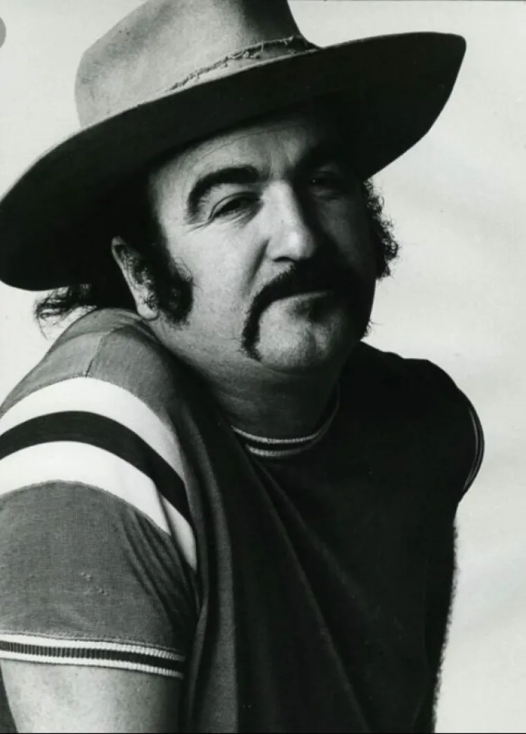 9. Jim Sullivan: Američki folk-rocker uspio je, prije svoga nestanka, izdati tek dvije ploče. U ožujku 1975. godine putovao je na odmor u Nashville. Ubrzo nakon toga, u pustinji Novog Meksika pronašli su mu automobil. Njegov novčanik, odjeća i gitara pronađeni su u obližnjem motelu, ali od Sullivana nije bilo ni traga. Njegov prijatelj jednom je izjavio da Sullivan nikad ne bi ostavio svoju gitaru ako je planirao nestati. Jedna je teorija da su ga oteli - izvanzemaljci jer upravo o tome je govorio u jednoj svojoj pjesmi. 