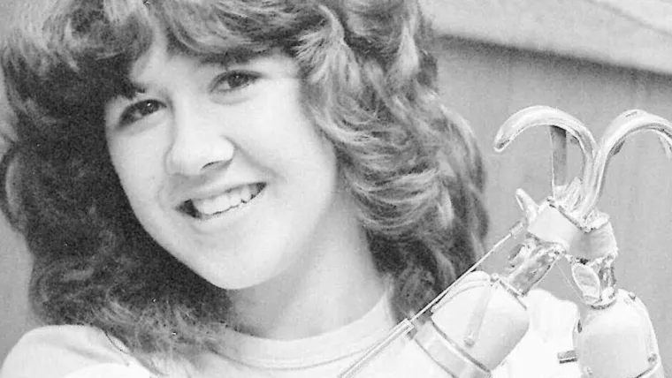 2. Mary Vincent, tada tek 15-godišnjakinja, stopirala je s još dvoje ljudi kada im je 1978. stao Lawrance Singleton, rekao je da ima mjesta za samo jednog. Nakon nekog vremena stali su kako bi se Singleton pomokrio, a Mary je izašla protegnuti noge. Dok je vezala cipele, Singleton ju je napao čekićem, ubacio je u kombi, zavezao i višestruko silovao. Onesvijestila se, a prvo čega se sjeća je kako je odvlači od kombija. Počela se otimati, no Singleton ju je napao sjekiricom. Odsjekao joj je obje šake i jednu nadlakticu i bacio u jarak pored ceste, misleći da je mrtva. No Mary je uspjela zadnjim snagama ispuzati na cestu gdje ju je vidio mladi par.