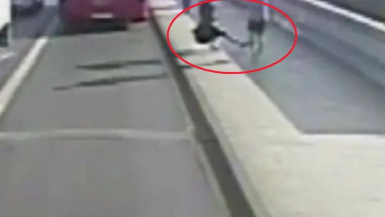 10. Ničim izazvan, dok je trčao preko londonskog mosta Putney, trkač je gurnuo prolaznicu pred nadolazeći autobus. Zahvaljujući nevjerojatnoj reakciji vozača koji je u zadnji čas skrenuo autobus na kat izbjegla je smrt. Iako su obijesni pokušaj ubojstva 5. svibnja 2017. snimile nadzorne kamere, trkač do danas nije uhvaćen.