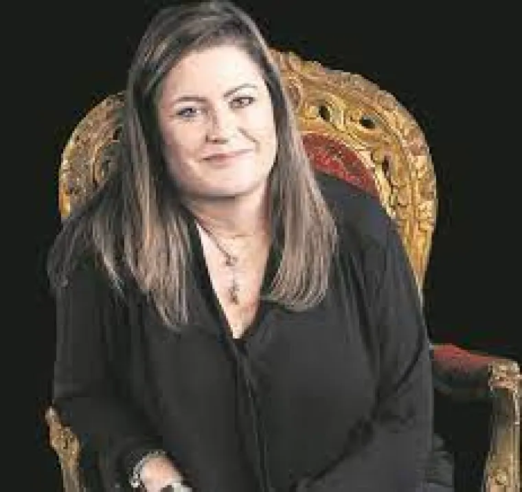 4. Alison Botha se u prosincu 1994. vraćala kući od prijateljice kada joj je muškarac, pod prijetnom nožem, ušao u auto i oteo je. Nakon nekog vremena otmičar je pokupio svog prijatelja i tada počinje horor. Prvo su je zvjerski silovali, a potom izboli više od 30 puta, a kako bi bili sigurni da neće preživjeti, jedan od otmičara joj je prerezao vrat toliko silovito da joj je gotovo odrubio glavu. No preživjela je, i kad su je izbacili otišla je potražiti pomoć. 