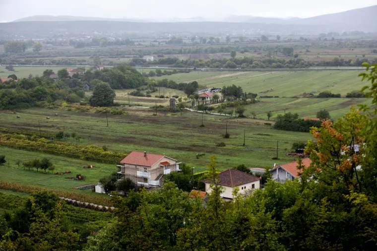 Jak potres &scaron;okirao Dalmaciju: Pogledajte kako danas izgleda mjesto Jabuka kod Trilja u blizini kojeg je bio epicentar