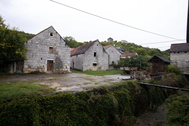 Jak potres &scaron;okirao Dalmaciju: Pogledajte kako danas izgleda mjesto Jabuka kod Trilja u blizini kojeg je bio epicentar