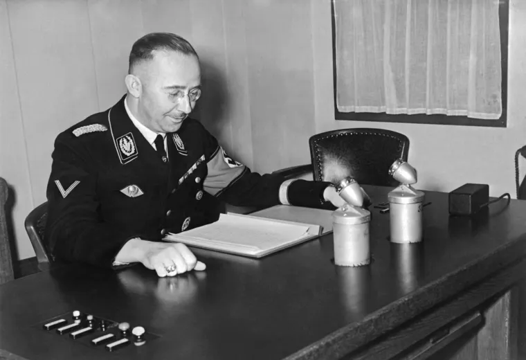 Taj genocid odnosio se pretežito na Židove, ali i druge rase, nacionalonosti i uvjete s kojima se nije slagala nacistička ideologija, ali za genocid koristio se i &quot;posebni tretman&quot; (Sonderbehandlung) kao ubojstva u plinskim komorama.
