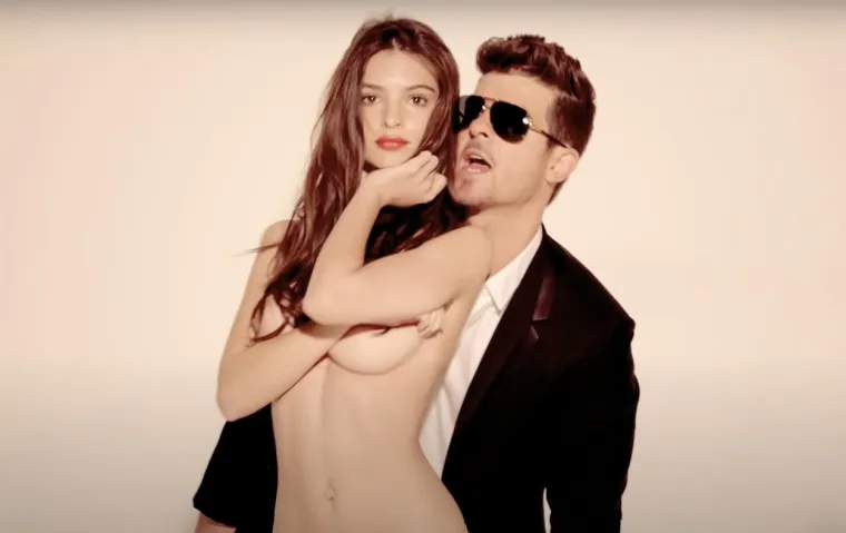 Nakon &scaron;to je otplesala svoj put do slave u Thickeovom spotu &ldquo;Blurred Lines&rdquo;, Ratajkowski je postala vrhunski model, influencer i poduzetnik. No, manekenka tvrdi da je Robin Thicke opipao njezine grudi na snimanju glazbenog spota 'Blurred Lines'. "Niotkuda sam osjetila hladnoću i ruke stranca koje su mi obujmile gole grudi", napisala je manekenka u svojoj nadolazećoj knjizi "Moje tijelo".
