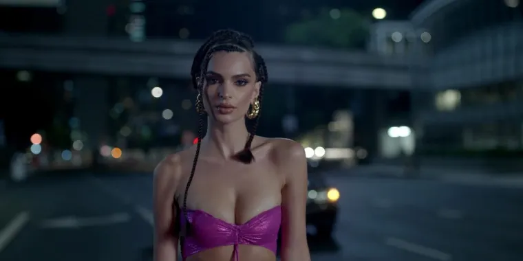 Njezina ljepota izazvala je ljude od rane mladosti.  S 13 godina poslana je kući s plesa nakon &scaron;to su njezinu haljinu ocijenili "previ&scaron;e seksi". Drugi put, tata ju je zamolio da se "ne odijeva tako, samo za večeras", kad je si&scaron;la dolje noseći ružičasti top od čipke i push-up grudnjak. "Bila sam dijete, ali sam nekako već bila stručnjak za otkrivanje mu&scaron;ke želje, čak i ako nisam u potpunosti razumjela &scaron;to da kažem", pi&scaron;e Emily.