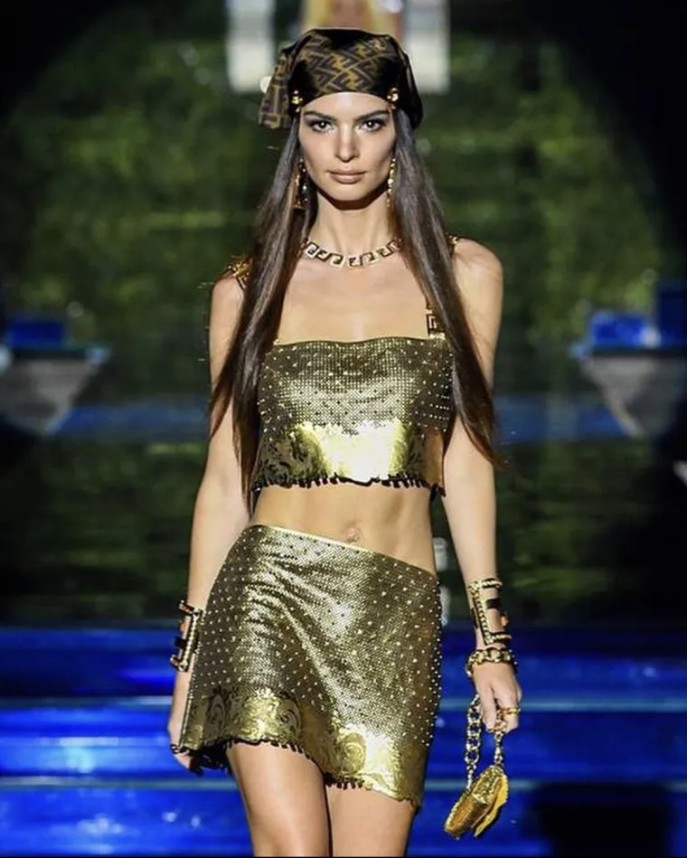 Pi&scaron;e da je u početku olako shvatila ove incidente, da je sama sebi rekla da je biti seksualni simbol - osjećati se slobodno da se razmeće svojom seksualno&scaron;ću - osnaživanje. I na neki način, bilo je to: dalo joj je novac, slavu i mogućnost pokretanja vlastitog posla.