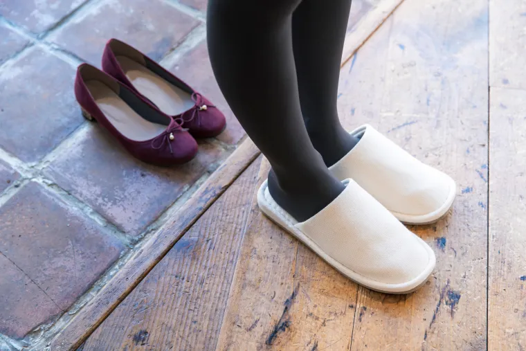 6. Kad ulazite u nečiji dom, izujte se! Isto vrijedi za hramove, &scaron;kole i pojedine restorane
Japanci smatraju da su cipele nečiste i često će ponuditi papuče koje ćete nositi po kući. Pojedini restorani u kojima se jede na prostirkama na podu, također po&scaron;tuju pravilo izuvanja, ali oni ne nude papuče. Osim kada odlazite u toalet, tamo će vas čekati papuče za toalet.
