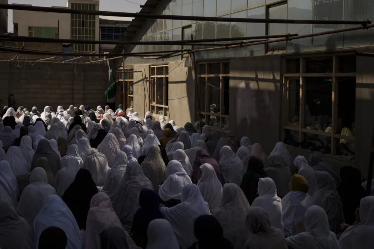 Bomba&scaron; samoubojica raznio se u &scaron;ijitskoj džamiji u Afganistanu: Najmanje 50 ljudi je poginulo u napadu