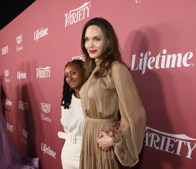 Angelina Jolie stigla na crveni tepih u društvu svoje kćeri Zahare: 'Znamo tko je zaslužan za Angelinin osmijeh'