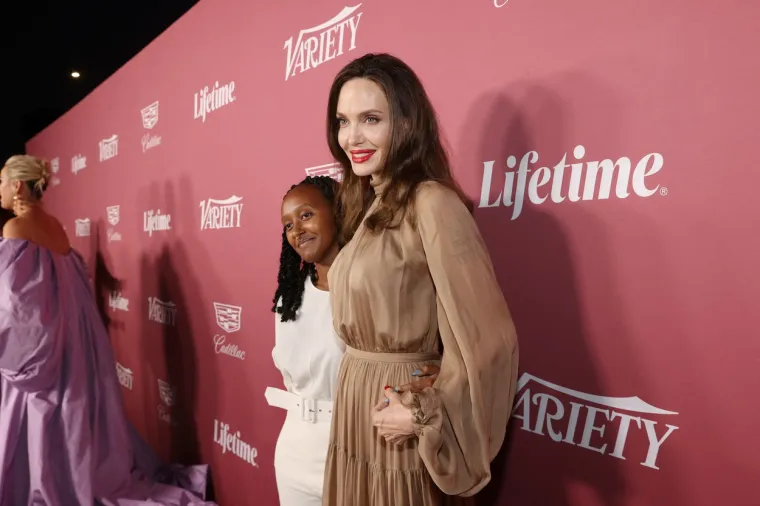 Angelina Jolie stigla na crveni tepih u društvu svoje kćeri Zahare: 'Znamo tko je zaslužan za Angelinin osmijeh'