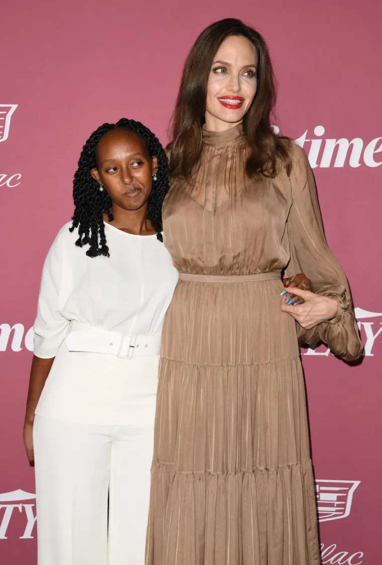 Angelina Jolie stigla na crveni tepih u društvu svoje kćeri Zahare: 'Znamo tko je zaslužan za Angelinin osmijeh'