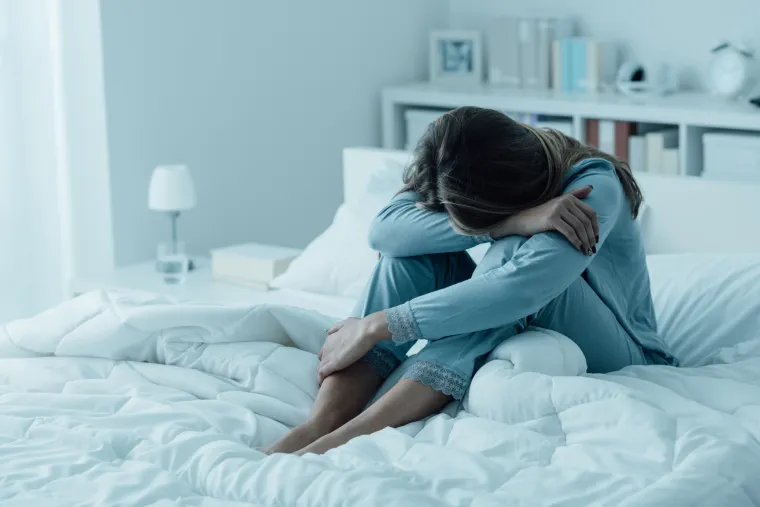 4. Nesanica 
Mnogi su se žalili na nesanicu nakon što su se zarazili virusom, no dr. Tim Spector ističe kako je vjerojatnije u pitanju posljedica posljedica stresa, dehidracije ili drugih problema nego prava nesanica. Ipak upozorava kako među pet najčešćih simptoma na koje su se žalili ljudi pozitivni na koronavirus  nema ni stalnog kašlja ni groznice, pa da bi zdravstvene službe trebale revidirati popis. 
