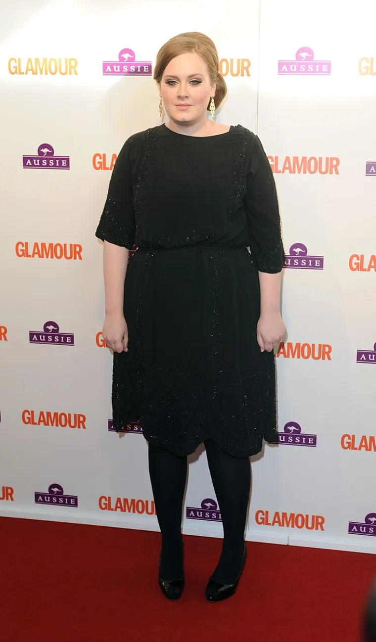 Glazbena zvijezda Adele (33) u četvrtak je ušla u povijest kao prva slavna osoba koja se pojavila na naslovnici britanskog i američkog Voguea, a u ekskluzivnom intervjuu za časopis, prvom koji je dala u pet godina, napokon je progovorila o dramatičnom gubitku kilograma, razvodu od bivšeg supruga Simona Koneckog i novoj ljubavi s Richom Paulom (39). Adele je u posljednje dvije godine smršavjela 45 kilograma, a njezin razvoj možete pogledati u galeriji.