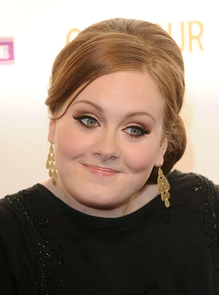Glazbena zvijezda Adele (33) u četvrtak je ušla u povijest kao prva slavna osoba koja se pojavila na naslovnici britanskog i američkog Voguea, a u ekskluzivnom intervjuu za časopis, prvom koji je dala u pet godina, napokon je progovorila o dramatičnom gubitku kilograma, razvodu od bivšeg supruga Simona Koneckog i novoj ljubavi s Richom Paulom (39). Adele je u posljednje dvije godine smršavjela 45 kilograma, a njezin razvoj možete pogledati u galeriji.