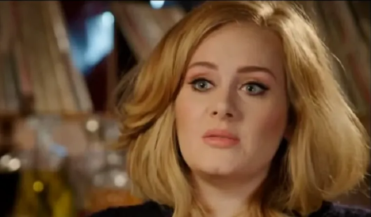 Glazbena zvijezda Adele (33) u četvrtak je ušla u povijest kao prva slavna osoba koja se pojavila na naslovnici britanskog i američkog Voguea, a u ekskluzivnom intervjuu za časopis, prvom koji je dala u pet godina, napokon je progovorila o dramatičnom gubitku kilograma, razvodu od bivšeg supruga Simona Koneckog i novoj ljubavi s Richom Paulom (39). Adele je u posljednje dvije godine smršavjela 45 kilograma, a njezin razvoj možete pogledati u galeriji.