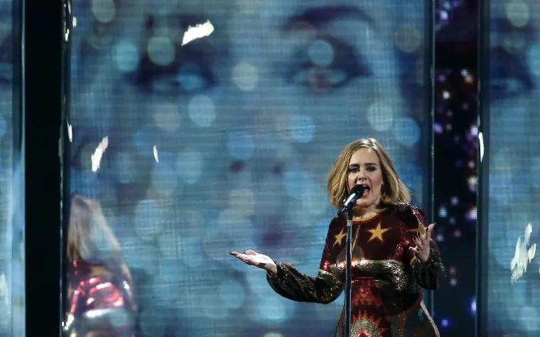 Glazbena zvijezda Adele (33) u četvrtak je ušla u povijest kao prva slavna osoba koja se pojavila na naslovnici britanskog i američkog Voguea, a u ekskluzivnom intervjuu za časopis, prvom koji je dala u pet godina, napokon je progovorila o dramatičnom gubitku kilograma, razvodu od bivšeg supruga Simona Koneckog i novoj ljubavi s Richom Paulom (39). Adele je u posljednje dvije godine smršavjela 45 kilograma, a njezin razvoj možete pogledati u galeriji.