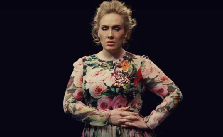 Glazbena zvijezda Adele (33) u četvrtak je ušla u povijest kao prva slavna osoba koja se pojavila na naslovnici britanskog i američkog Voguea, a u ekskluzivnom intervjuu za časopis, prvom koji je dala u pet godina, napokon je progovorila o dramatičnom gubitku kilograma, razvodu od bivšeg supruga Simona Koneckog i novoj ljubavi s Richom Paulom (39). Adele je u posljednje dvije godine smršavjela 45 kilograma, a njezin razvoj možete pogledati u galeriji.