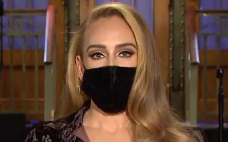 Glazbena zvijezda Adele (33) u četvrtak je ušla u povijest kao prva slavna osoba koja se pojavila na naslovnici britanskog i američkog Voguea, a u ekskluzivnom intervjuu za časopis, prvom koji je dala u pet godina, napokon je progovorila o dramatičnom gubitku kilograma, razvodu od bivšeg supruga Simona Koneckog i novoj ljubavi s Richom Paulom (39). Adele je u posljednje dvije godine smršavjela 45 kilograma, a njezin razvoj možete pogledati u galeriji.