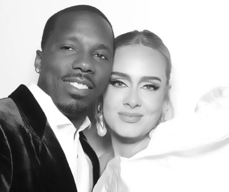 Glazbena zvijezda Adele (33) u četvrtak je u&scaron;la u povijest kao prva slavna osoba koja se pojavila na naslovnici britanskog i američkog Voguea, a u ekskluzivnom intervjuu za časopis, prvom koji je dala u pet godina, napokon je progovorila o dramatičnom gubitku kilograma, razvodu od biv&scaron;eg supruga Simona Koneckog i novoj ljubavi s Richom Paulom (39). Adele je u posljednje dvije godine smr&scaron;avjela 45 kilograma, a njezin razvoj možete pogledati u galeriji.