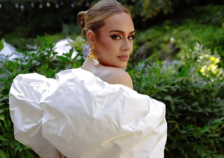 Glazbena zvijezda Adele (33) u četvrtak je u&scaron;la u povijest kao prva slavna osoba koja se pojavila na naslovnici britanskog i američkog Voguea, a u ekskluzivnom intervjuu za časopis, prvom koji je dala u pet godina, napokon je progovorila o dramatičnom gubitku kilograma, razvodu od biv&scaron;eg supruga Simona Koneckog i novoj ljubavi s Richom Paulom (39). Adele je u posljednje dvije godine smr&scaron;avjela 45 kilograma, a njezin razvoj možete pogledati u galeriji.