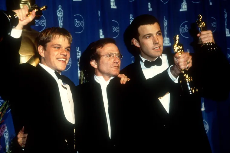 Matt Damon slavi 51.: Slavnu curu ostavio preko TV-a, Winona Ryder ga je napucala, a oženio je konobaricu koja ga je iznenadila