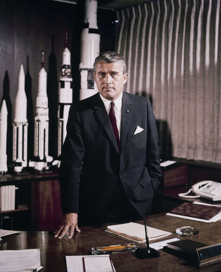 3. Otimali su nacističke znanstvenike nakon Drugog sv. Rata 
SAD su teško mogle sakriti činjenicu da im je na čelu svemirskog programa Wernher von Braun, znanstvenik koji je dizajnirao rakete za Hitlera. No daleko od toga da je u pitanju tek jedan „pokajnik“, koji je  eto, bio prisiljen raditi za naciste kako bi ostvario svoj slanja raketa u svemir (a nakon toga na  London i ostale gradove u Britaniji). SAD su aktivo „lovile“ nacističke znastvenike u operaciji Paperclip,  a u Americi ih je završilo više 1600. Neki su angažirani na raketnom programu, drugi  u projektu MK-ULTRA… 
