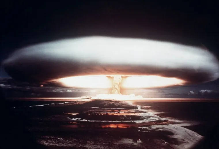 7. Skupljali trupla beba kako bi testirali učinke nuklearnih bombi
Kada su SAD bacile atomske bombe bile su svjesne njihove razorne moći, no nisu znali gotovo ništa o učinku radijacije i posljedicama nastalog radioaktivnog otpada.  Kasnije istraživanjem se ispostavilo kako je za ljude najopasniji izotop stroncija-50, no i dalje nisu znali koliko točno, niti koliko je globalno rasprotranjen.  Najveći problem bio je što znanstvenici nisu imali dovoljno uzoraka ljudskog tkiva na kojima bi promatrali učinak. 
„Ne znam kako doći do njih, no tvrdim da je od najveće važnosti nabaviti ih, osobito one najmlađe“, rekao je 1955. dr. Willard Libby. SAD su pokrenule projekt Sunshine, koji se svodio na skupljanje tijela beba ili njihovih dijelova od Australije do Europe.  Pritom, nisu od majki tražili dopuštenje, a većine nisu ni obaviještene.  Amerikanci su tako prikupili uzorke više od 1500 beba diljem svijeta. 
