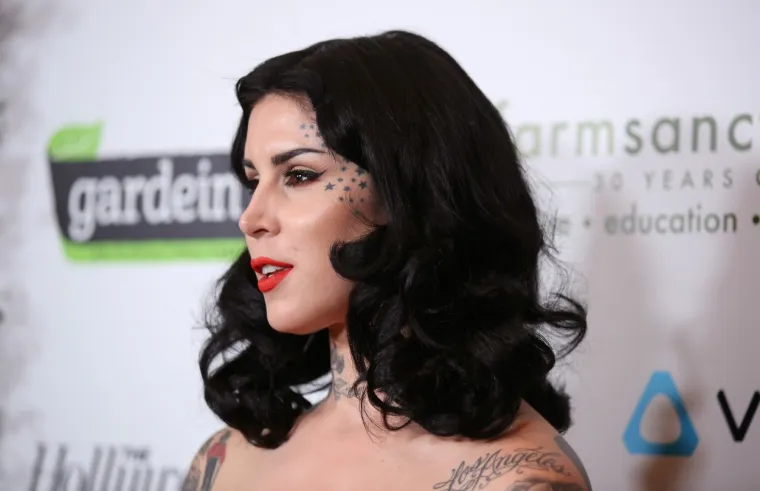 2018. godine ova tattoo umjetnica na Instagramu je podijelila sliku trudničkog trbuha te se izjasnila kako će odgajati dijete na veganski način i bez cjepiva. 