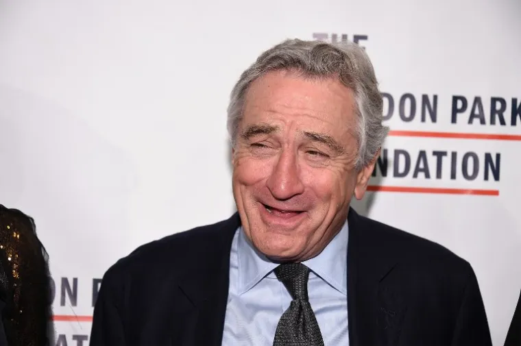 De Niro ima autističnog sina te se 2017. godine složio s Robert F. Kennedyjem koji je kazao kako cjepiva nisu sigurna za djecu. De Niro se u potpunosti složio s tom tvrdnjom te kazao kako on nema što dodati na to jer je sve već rekao.