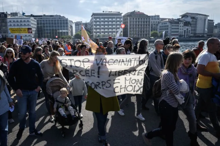 Tisuće ljudi su u subotu poslijepodne izašle na ulice Ženeve kako bi prosvjedovale protiv restrikcija u vezi s pandemijom covida-19, osudivši &quot;zdravstvenu diktaturu&quot;, izvijestio je novinar AFP-a.