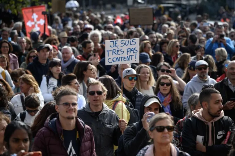 Neki sudionici su na upit AFP-a rekli da se prednost daje cjepivu premda odavno postoje lijekovi koji &quot;nisu skupi&quot; poput ivermektina i hidroksiklorokina. Ti se lijekovi nisu pokazali ni najmanje djelotvorni protiv covida-19, u više navrata je isticala Svjetska zdravstvena organizacija (WHO).