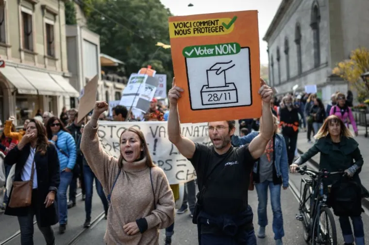 Treći su pak verbalno napali prisutne novinare nazivajući ih &quot;kolaboracionistima&quot; i &quot;lašcima&quot; i optužujući ih da su pomagači uspostave &quot;novog svjetskog poretka&quot;.