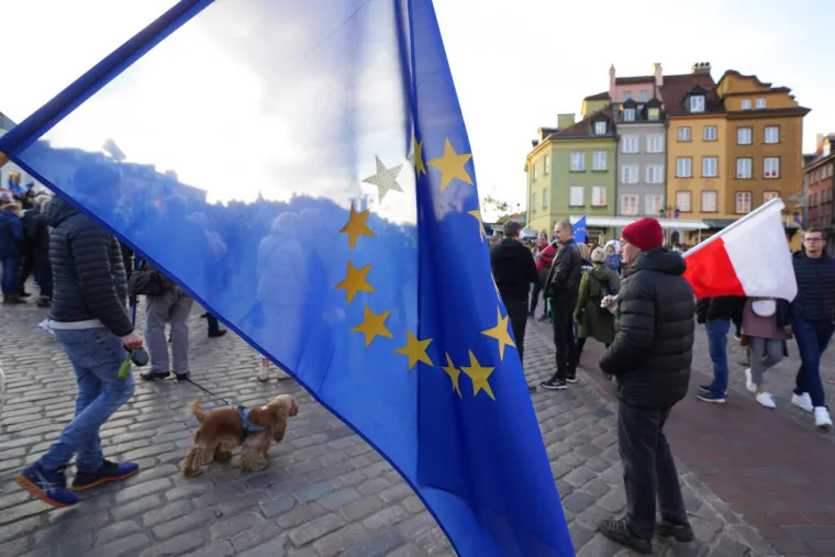 Deseci tisuća Poljaka iza&scaron;li su na ulice kako bi branili članstvo svoje zemlje u Europskoj uniji