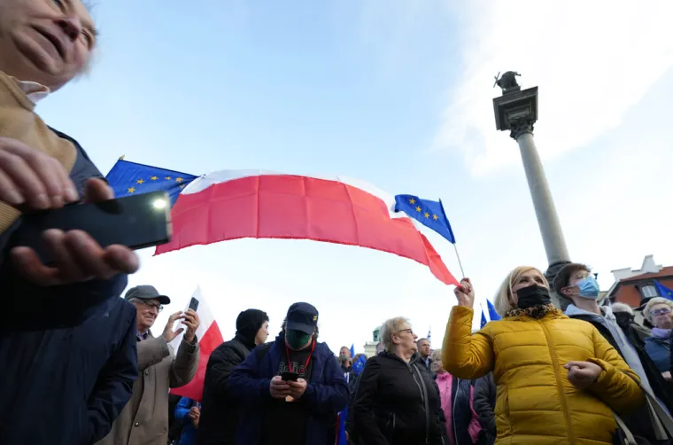 Deseci tisuća Poljaka iza&scaron;li su na ulice kako bi branili članstvo svoje zemlje u Europskoj uniji