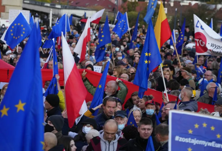 Deseci tisuća Poljaka iza&scaron;li su na ulice kako bi branili članstvo svoje zemlje u Europskoj uniji