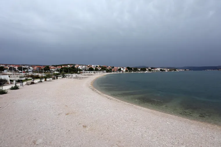 Donedavno je sve vrvjelo turistima, a sada...: Kiša, bura i hladnoća ispraznile hrvatsku obalu