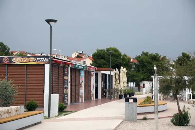 Donedavno je sve vrvjelo turistima, a sada...: Kiša, bura i hladnoća ispraznile hrvatsku obalu